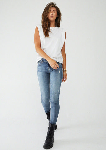 Eunina Bella's skinny jeans are perfect for everyday wear. Crafted with a super high rise waist, this model offers exceptional comfort and superior fit. Their lightweight denim promises a comfortable experience all day long.