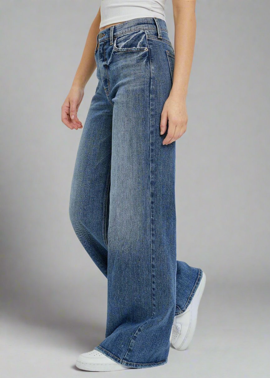 Designed for comfort and style. Our High Rise Wide Leg features an ultra-relaxed yet ultra-flattering silhouette. 
