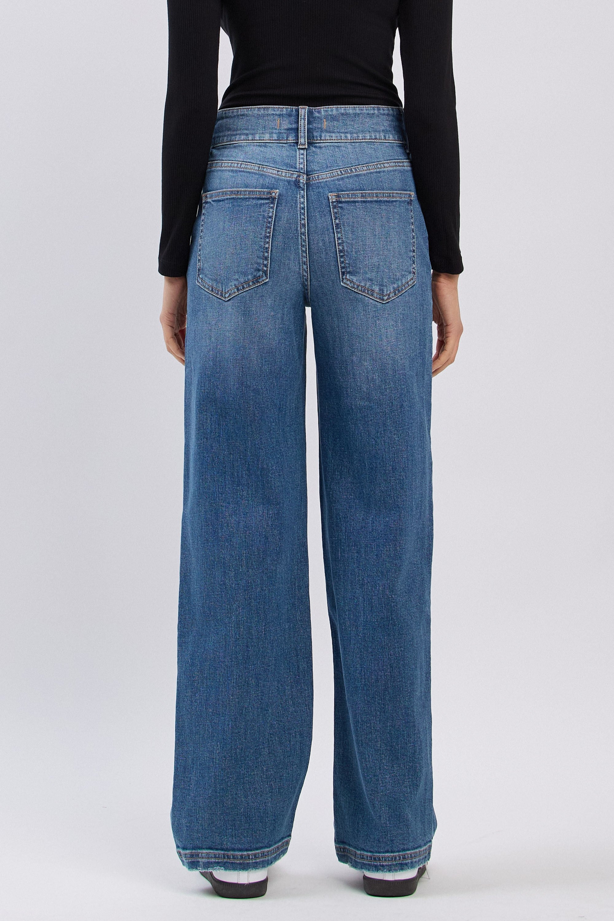 The RYDER baggy jean in MESSY combines effortless style with unmatched comfort and wash character.						
	 - Super High Rise: Flattering 11" rise that  hugs your waistline.					
	 - Perfect Baggy Fit: Relaxed through the hips with a loose 19" leg opening and 31" inseam.					
	 - Premium Fabric Blend: Crafted from 99% cotton for rigid denim look and 1% Lycra for comfort.					
	 - Signature MESSY Wash: Medium blue with slub texture, offering timeless appeal and unique detail.					
	- Versatility: Pairs seamle