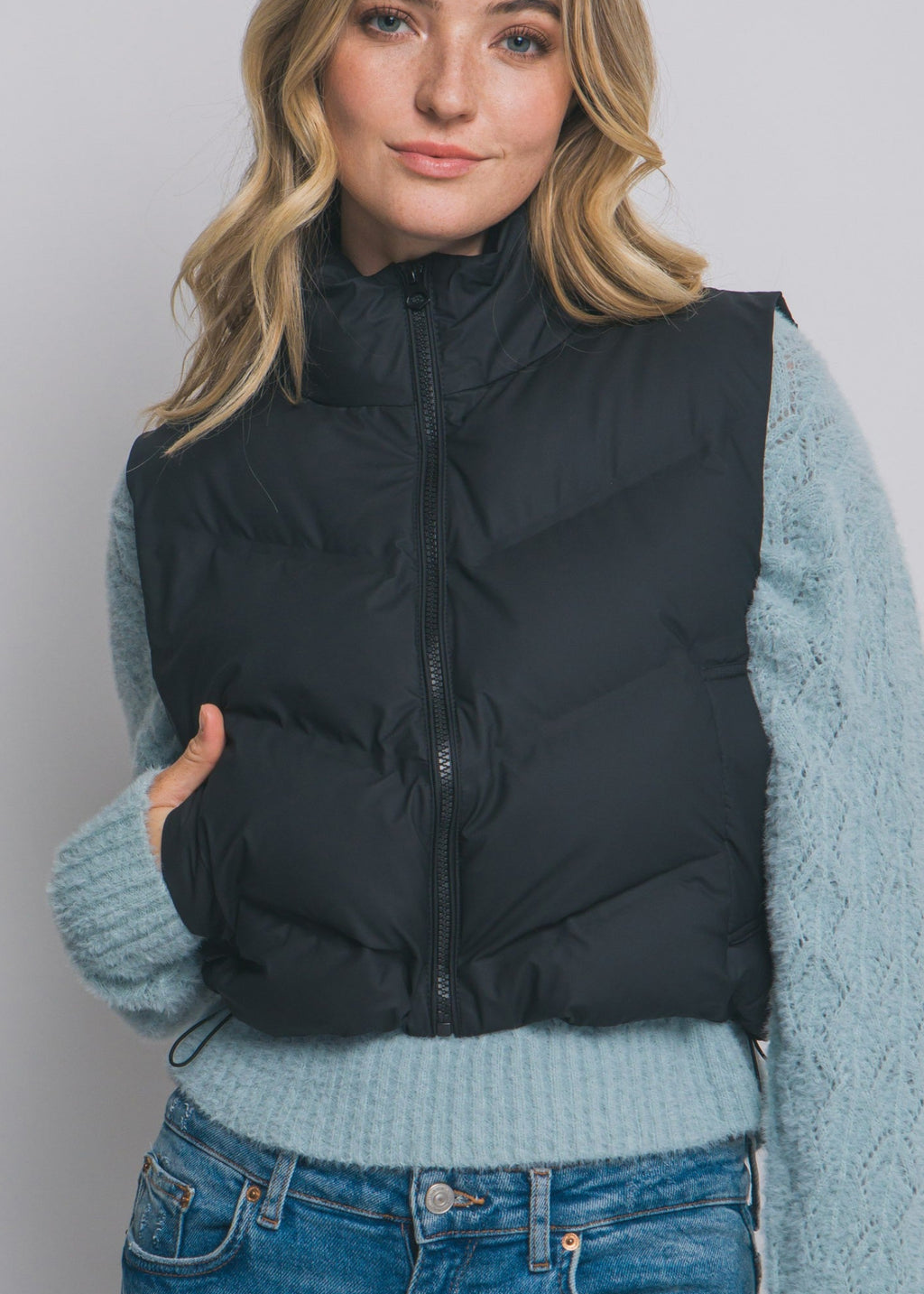  Full Zip, Two Side Pockets & Lightweight


Size + Fit 
- Model is 5'9" 32C bust, 26" waist, and 36" hips.
- Model is Wearing Size Small
Fabric Contents
100% POLYURETHANE