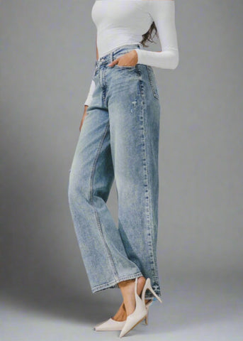 Ryder ultra high rise baggy jeans in Indisputable. Medium wash denim with small knee hole, five-pocket design, belt loops, and hidden zip fly with button closure. This fit features a 11 inch high rise an 31 inch inseam.